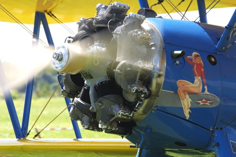 Bild: Drehender Propeller einer BOEING STEARMAN PT17. NIKON D300S mit Objektiv SIGMA 70-200mm F2,8 II EX DG Makro HSM - ISO200 - 1/250 s - Blende f 8 - Brennweite 200 mm.