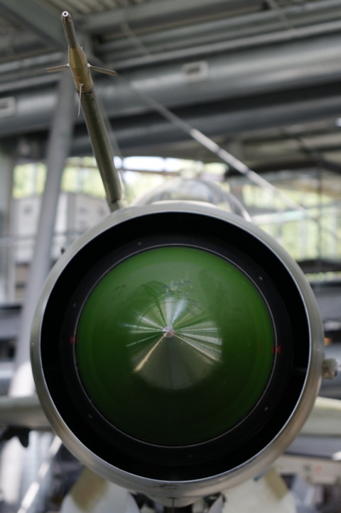Bild: Schau mir in die Nase, Kleines! Nasenkonus einer MIG-21. NIKON D300S mit Objektiv SIGMA 70-200mm F2,8 II EX DG Makro HSM - ISO200 - 1/120 s - Blende f 2.8 - Brennweite 70 mm.
