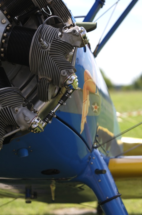 Bild: BOEING STEARMAN PT17. NIKON D300S mit Objektiv SIGMA 70-200mm F2,8 II EX DG Makro HSM - ISO200 - 1/600 s - Blende f 2.8 - Brennweite 70 mm.