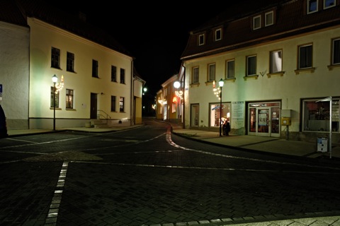 Bild: Weihnachtliche Abendstimmung am Rathaus zu Gerbstedt. NIKON D700 mit CARL ZEISS Distagon T* 2,8/25 ZF.