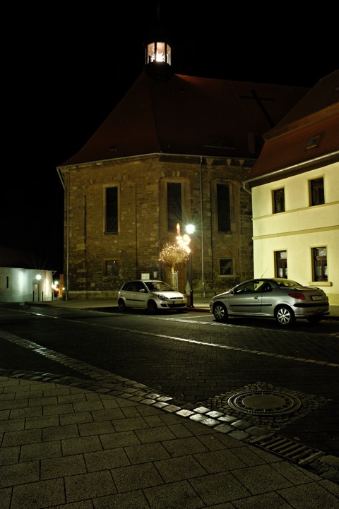 Bild: Weihnachtliche Abendstimmung am Rathaus zu Gerbstedt. NIKON D700 mit CARL ZEISS Distagon T* 2,8/25 ZF.