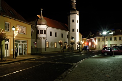 Bild: Weihnachtliche Abendstimmung am Rathaus zu Gerbstedt. NIKON D700 mit CARL ZEISS Distagon T* 2,8/25 ZF.