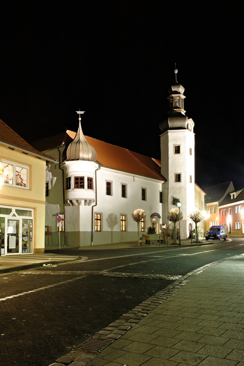 Bild: Weihnachtliche Abendstimmung am Rathaus zu Gerbstedt. NIKON D700 mit CARL ZEISS Distagon T* 2,8/25 ZF.