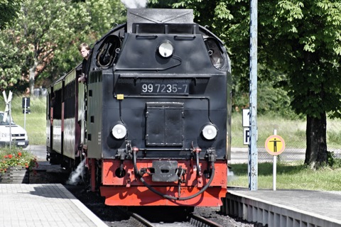 Bild: Einfahrt des Dampzuges in den Bahnhof von Gernrode. NIKON D700 mit AF-S NIKKOR 28-300 mm 1:3,5-5,6G ED VR.