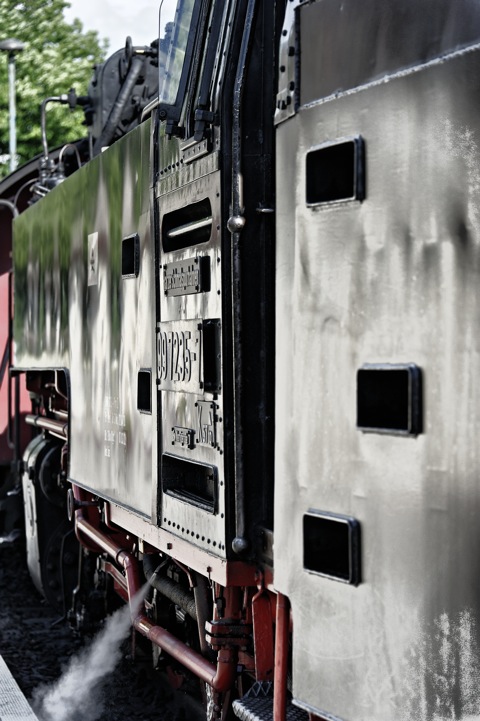 Bild: Die Dampflok der Harzer Schmalspurbahn im Bahnhof von Gernrode. NIKON D700 mit AF-S NIKKOR 28-300 mm 1:3,5-5,6G ED VR.