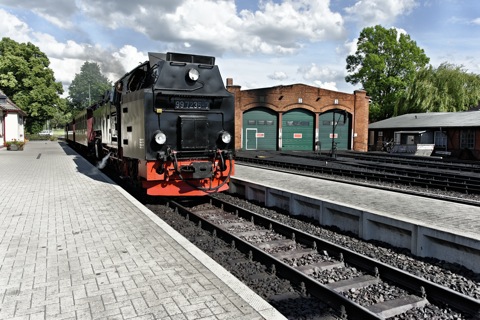 Bild: Ausfahrt des Dampfzuges der HSB aus Bahnhof von Gernrode nach Quedlinburg. NIKON D700 mit AF-S NIKKOR 28-300 mm 1:3,5-5,6G ED VR.