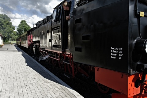 Bild: Ausfahrt des Dampfzuges der HSB aus Bahnhof von Gernrode nach Quedlinburg. NIKON D700 mit AF-S NIKKOR 28-300 mm 1:3,5-5,6G ED VR.