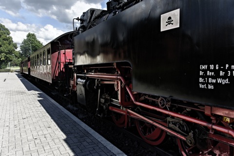 Bild: Ausfahrt des Dampfzuges der HSB aus Bahnhof von Gernrode nach Quedlinburg. NIKON D700 mit AF-S NIKKOR 28-300 mm 1:3,5-5,6G ED VR.