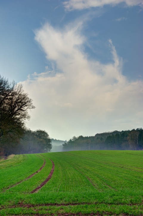 Bild: Nach einem Frühlingsregen in Unterwittelsbach am Sisi-Schloss. HDR mit NIKON D700 und AF-S NIKKOR 28-300 mm 1:3,5-5,6G ED VR sowie Photomatics Pro 4.1.3.