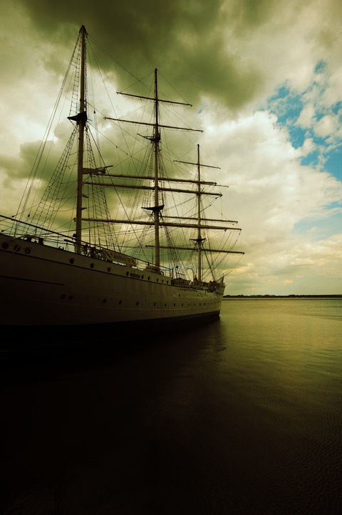 Bild: Die Gorch Fock (I) Stralsund als HDR Foto als Cross Entwicklung mit KODAK ELITE 100.