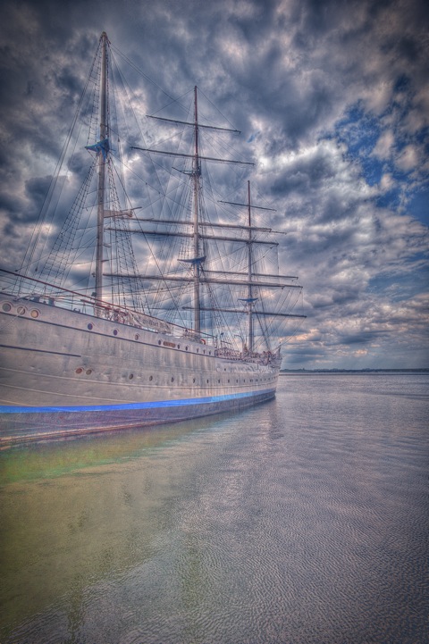 Bild: Die Gorch Fock (I) Stralsund als HDR Foto im Look eines Low Fidelity Fotos.