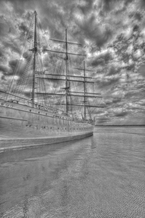 Bild: Die Gorch Fock (I) Stralsund als HDR Foto mit dem Look klassischer ILFORD XP2 Filme.