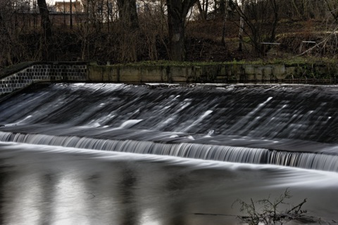 Bild: Das Wehr der Wipper in Großörner. NIKON D700 mit AF-S NIKKOR 28-300 mm 1:3,5-5,6G ED VR. ISO200, Brennweite 78 mm, Blende f/32, Belichtungszeit 15 Sekunden.