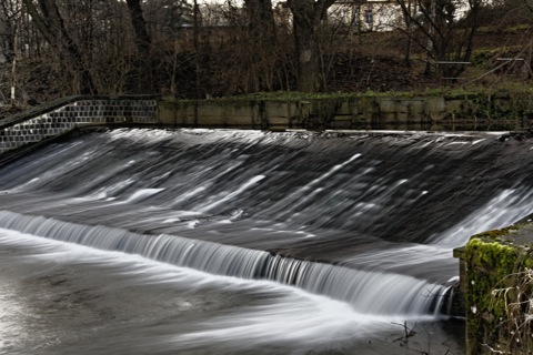 Bild: Das Wehr der Wipper in Großörner. NIKON D700 mit AF-S NIKKOR 28-300 mm 1:3,5-5,6G ED VR. ISO200, Brennweite 62 mm, Blende f/16, Belichtungszeit 2 Sekunden.