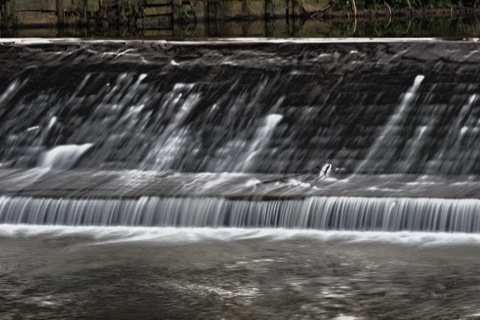 Bild: Das Wehr der Wipper in Großörner. NIKON D700 mit AF-S NIKKOR 28-300 mm 1:3,5-5,6G ED VR. ISO 200, Brennweite 300 mm, Blende f/13, Belichtungszeit 2 Sekunden.