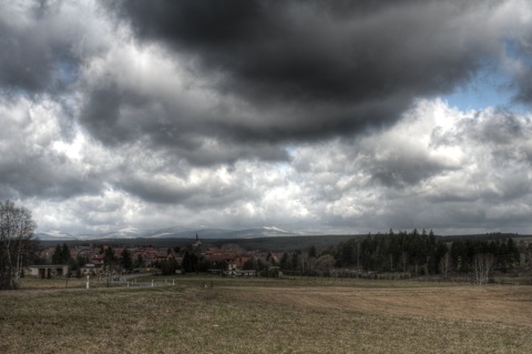 Bild: Hasselfelde mit den Brockenmassiv am Ostersamstag 2012. NIKON D300s mit CARL ZEISS Distagon T* 2,8/25 ZF ¦¦ ISO200 ¦ f/11 ¦ 1/250 s ¦ DX 37 mm (FX 25 mm).