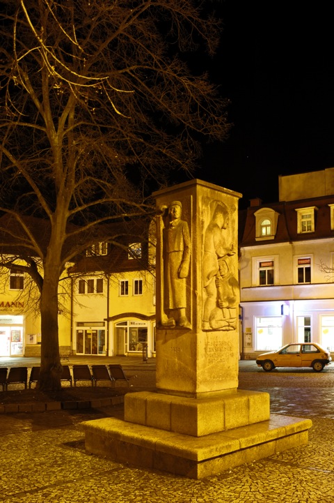 Bild: Das Bergbaudenkmal auf dem Markt von Hettstedt. NIKON D700 mit CARL ZEISS Distagon T* 2,8/25 ZF. ISO200 | Blende f = 11 | Belichtungszeit t = 8 s.