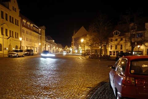 Bild: Auf dem Markt von Hettstedt. NIKON D700 mit CARL ZEISS Distagon T* 2,8/25 ZF. ISO200 | Blende f = 2.8 | Belichtungszeit t = 1 s.