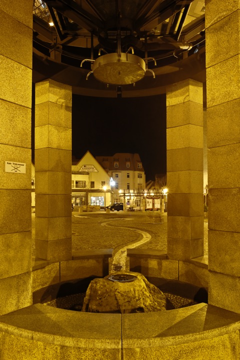 Bild: Der Springbunnen auf dem Markt zu Hettstedt. NIKON D700 mit CARL ZEISS Distagon T* 2,8/25 ZF. ISO200 | Blende f = 11 | Belichtungszeit t = 10 s.