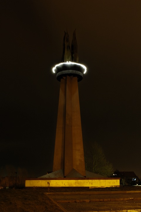 Bild: Der Obelisk Flamme der Freundschaft in einer Winternacht im Februar 2012. NIKON D700 mit CARL ZEISS Distagon T* 2,8/25 ZF.<br />ISO200 | Blende f = 5 | Belichtungszeit t = 30 s.