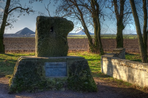 Bild: Der Hoyerstein bei Welfesholz mit dem Otto-Brosowski-Schacht und dem Ernst-Thälmann-Schacht.