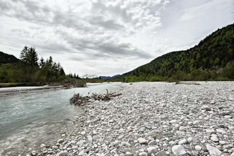 Bild: Im Tal der Isar bei Wallgau - Blick auf die Zugspitze. NIKON D700 mit CARL ZEISS Distagon T* 3,5/18 ZF.2 ¦¦ ISO200 ¦ f/11 ¦ 1/500 s ¦ FX 18 mm.