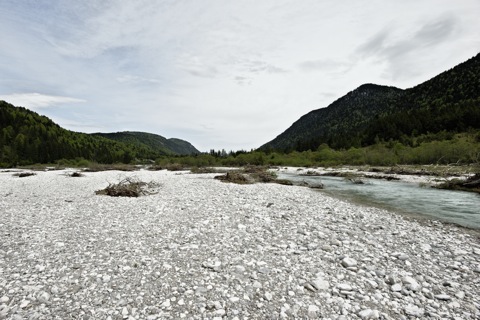 Bild: Im Tal der Isar bei Wallgau. NIKON D700 mit CARL ZEISS Distagon T* 3,5/18 ZF.2 ¦¦ ISO200 ¦ f/11 ¦ 1/500 s ¦ FX 18 mm.