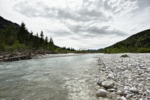 Bild: Im Tal der Isar bei Wallgau - Blick auf die Zugspitze. NIKON D700 mit CARL ZEISS Distagon T* 3,5/18 ZF.2 ¦¦ ISO200 ¦ f/11 ¦ 1/500 s ¦ FX 18 mm.