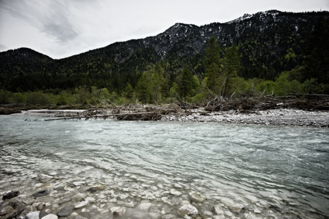 Bild: Im Tal der Isar bei Wallgau. NIKON D700 mit CARL ZEISS Distagon T* 3,5/18 ZF.2 ¦¦ ISO200 ¦ f/3.5 ¦ 1/2500 s ¦ FX 18 mm.