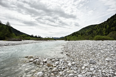 Bild: Im Tal der Isar bei Wallgau - Blick auf die Zugspitze. NIKON D700 mit CARL ZEISS Distagon T* 3,5/18 ZF.2 ¦¦ ISO200 ¦ f/9.0 ¦ 1/640 s ¦ FX 18 mm.