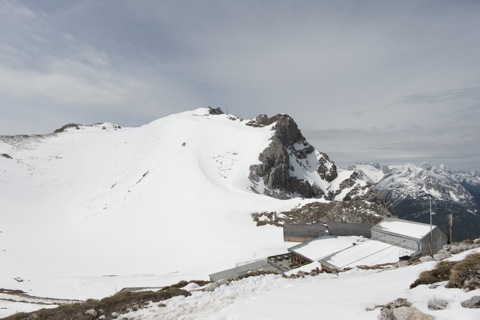 Bild: Die Bergstation der Seilbahn auf der Westlichen Karwendelspitze. NIKON D700 mit CARL ZEISS Distagon T* 3,5/18 ZF.2 ¦¦ ISO200 ¦ f/11 ¦ 1/800 s ¦ FX 18 mm.
