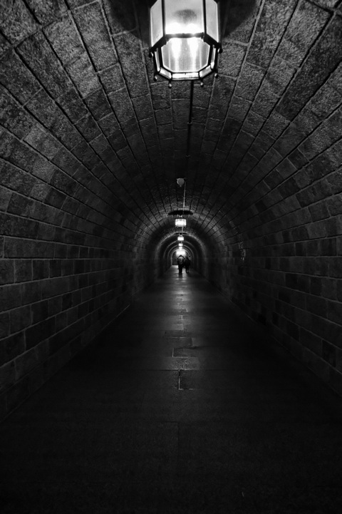 Bild: Im Fußgängertunnel zum Eagle’s Nest. NIKON D700 mit CARL ZEISS Distagon T* 3,5/18 ZF.2 ¦¦ ISO800 ¦ f/9.0 ¦ 1/60 s ¦ FX 18 mm.