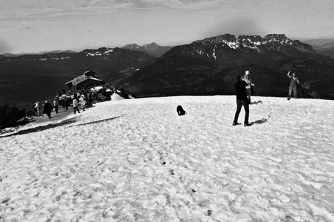 Bild: Schneeballschlacht auf dem Gipfel des Kehlstein - Eagle’s Nest. NIKON D700 mit CARL ZEISS Distagon T* 3,5/18 ZF.2 ¦¦ ISO200 ¦ f/16 ¦ 1/800 s ¦ FX 18 mm.