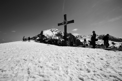 Bild: Gipfelkreuz auf dem Kehlstein - Eagle’s Nest. NIKON D700 mit CARL ZEISS Distagon T* 3,5/18 ZF.2 ¦¦ ISO200 ¦ f/16 ¦ 1/800 s ¦ FX 18 mm.