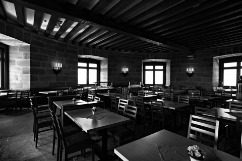 Bild: Im Restaurant des Kehlsteinhauses. NIKON D700 mit CARL ZEISS Distagon T* 3,5/18 ZF.2 ¦¦ ISO800 ¦ f/9.0 ¦ 1/60 s ¦ FX 18 mm.