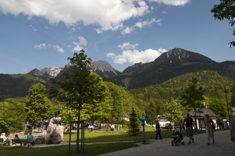 Bild: Am Königssee bei Berchtesgaden. NIKON D90 mit AF-S DX NIKKOR 18-200 mm 1:3,5-5,6G ED VR Ⅱ.