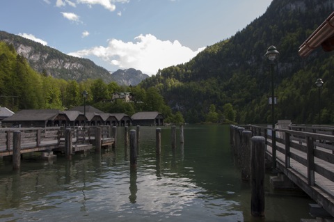 Bild: Am Königssee bei Berchtesgaden. NIKON D90 mit AF-S DX NIKKOR 18-200 mm 1:3,5-5,6G ED VR Ⅱ.