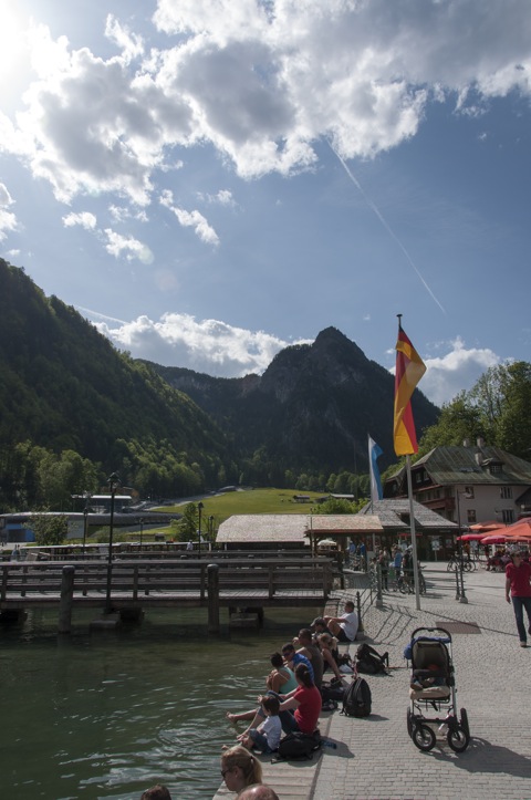 Bild: Am Königssee bei Berchtesgaden. NIKON D90 mit AF-S DX NIKKOR 18-200 mm 1:3,5-5,6G ED VR Ⅱ.