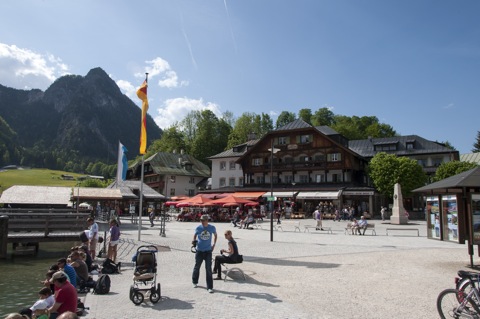 Bild: Am Königssee bei Berchtesgaden. NIKON D90 mit AF-S DX NIKKOR 18-200 mm 1:3,5-5,6G ED VR Ⅱ.