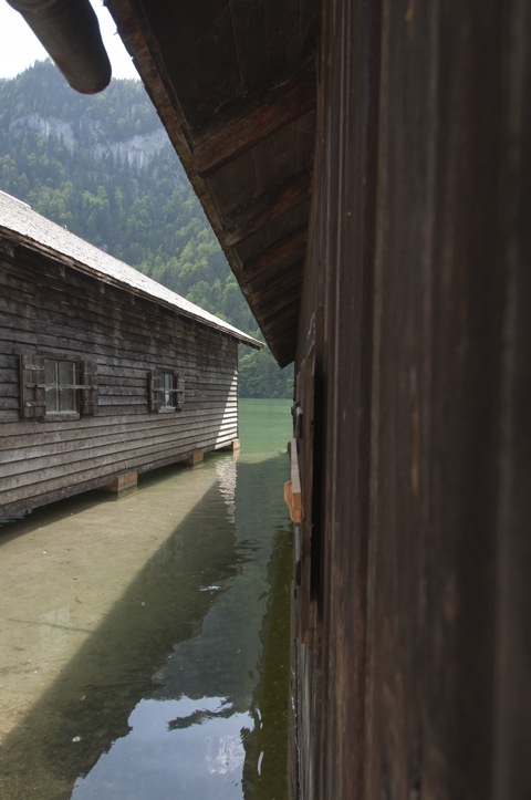 Bild: Am Königssee bei Berchtesgaden. NIKON D90 mit AF-S DX NIKKOR 18-200 mm 1:3,5-5,6G ED VR Ⅱ.