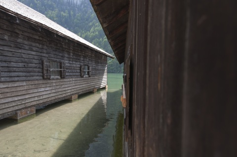 Bild: Am Königssee bei Berchtesgaden. NIKON D90 mit AF-S DX NIKKOR 18-200 mm 1:3,5-5,6G ED VR Ⅱ.