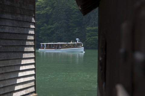 Bild: Am Königssee bei Berchtesgaden. NIKON D90 mit AF-S DX NIKKOR 18-200 mm 1:3,5-5,6G ED VR Ⅱ.