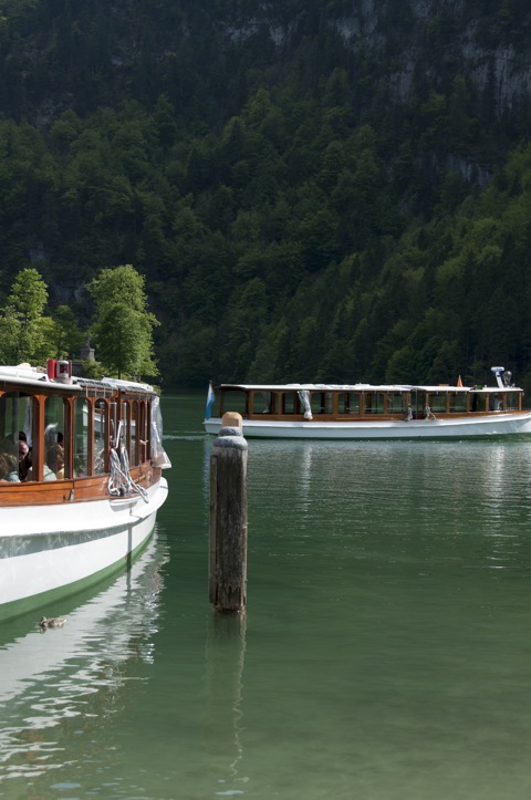 Bild: Am Königssee bei Berchtesgaden. NIKON D90 mit AF-S DX NIKKOR 18-200 mm 1:3,5-5,6G ED VR Ⅱ.