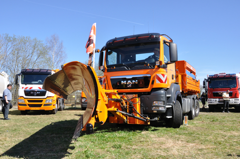 Bild: MAN LKW mit High Tech Schneeschieber von ZAUGG.