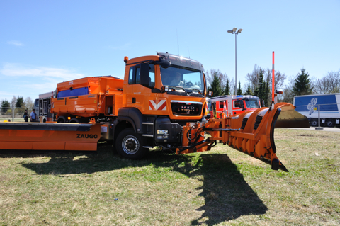 Bild: MAN LKW mit High Tech Schneeschieber von ZAUGG.