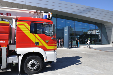 Bild: Die Feuerwehr von MTU und MAN vor dem MAN TRUCK FORUM.