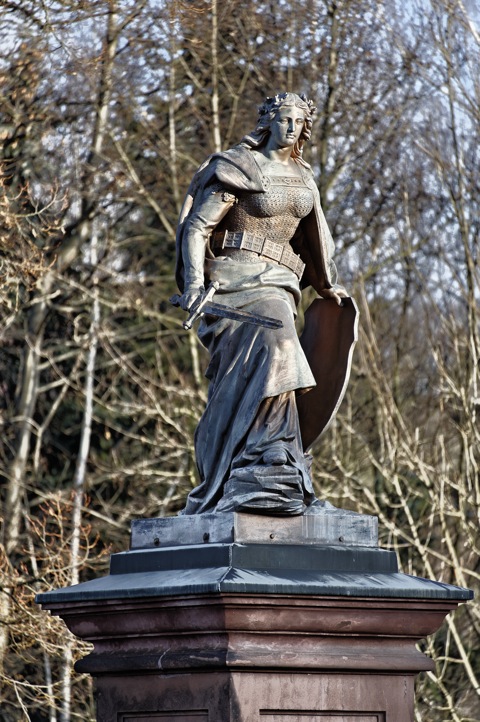 Bild: Das Denkmal GERMANIA in Mansfeld - Ortsteil Mansfeld. NIKON D700 mit Objektiv AF-S NIKKOR 28-300 mm 1:3,5-5,6G ED VR.