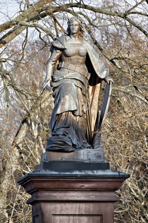 Bild: Das Denkmal GERMANIA in Mansfeld - Ortsteil Mansfeld. NIKON D700 mit Objektiv AF-S NIKKOR 28-300 mm 1:3,5-5,6G ED VR.