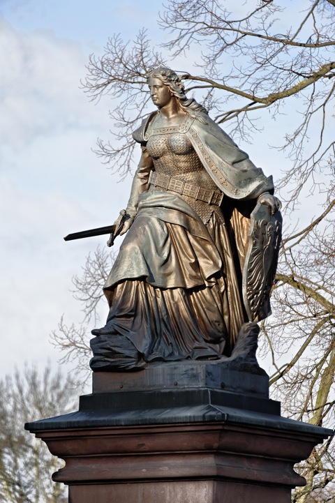 Bild: Das Denkmal GERMANIA in Mansfeld - Ortsteil Mansfeld. NIKON D700 mit Objektiv AF-S NIKKOR 28-300 mm 1:3,5-5,6G ED VR.