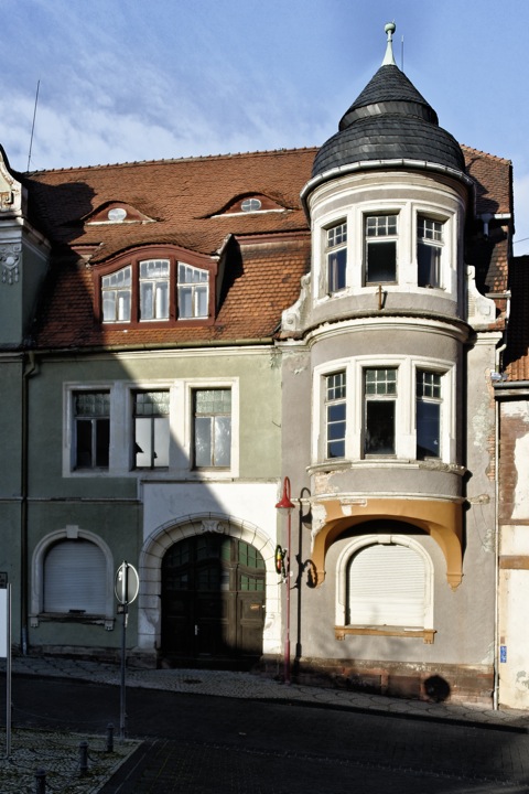 Bild: Verfallenes Landratsamt in der Altstadt von Mansfeld. NIKON D700 mit Objektiv AF-S NIKKOR 28-300 mm 1:3,5-5,6G ED VR.